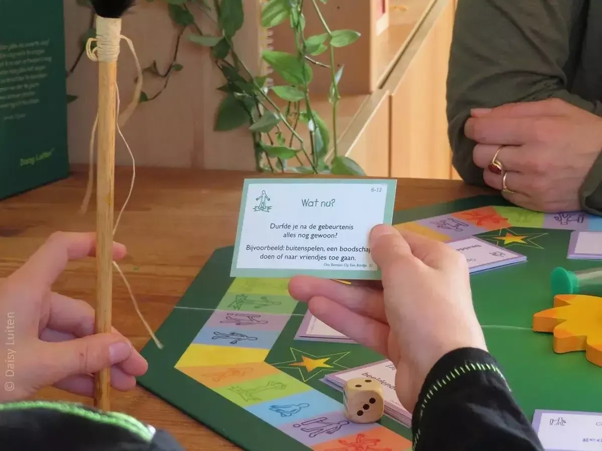 Foto Close up Vragenkaartje in hand jongere Ons Bestaan Op Een Bordje Daisy Luiten 1200x900